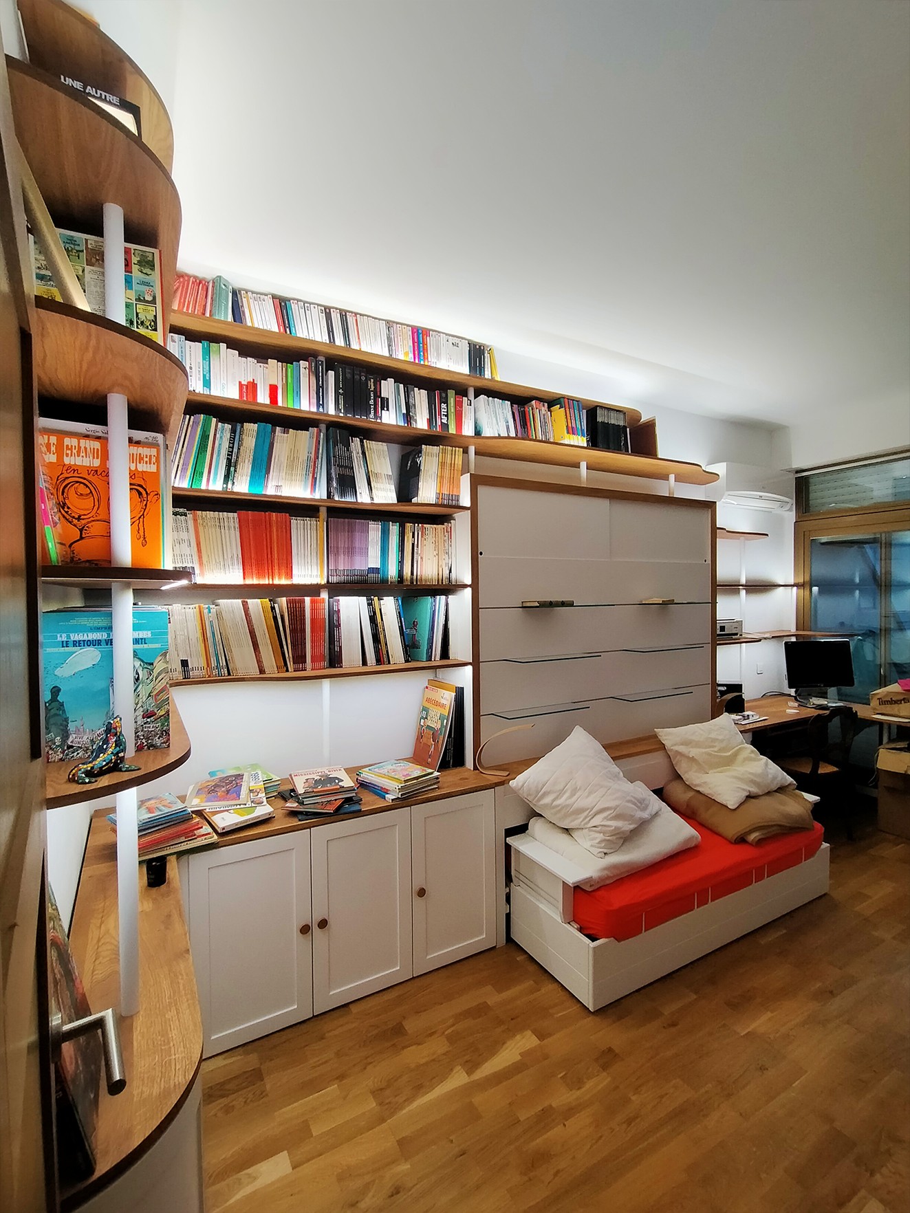 Bibliothèque, canapé et bureau